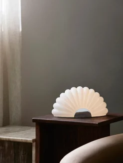 Lámpara de mesa con acabado cromado Chia