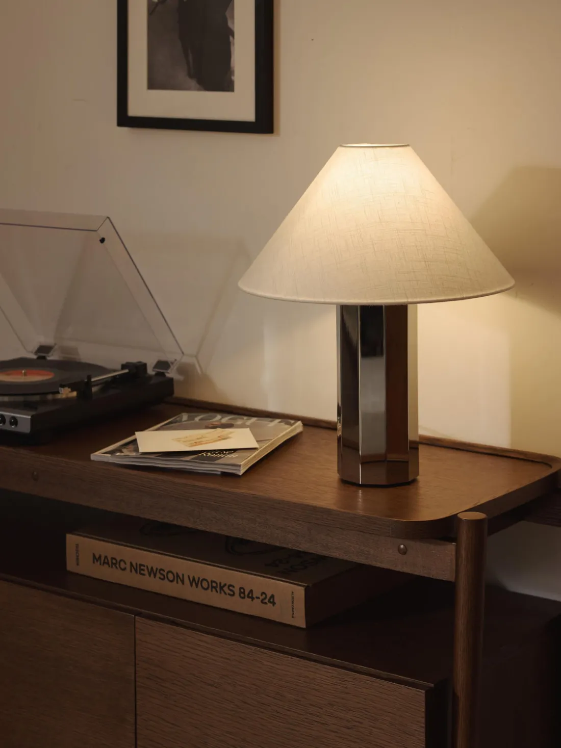 Lámpara de mesa con base de metal Lima