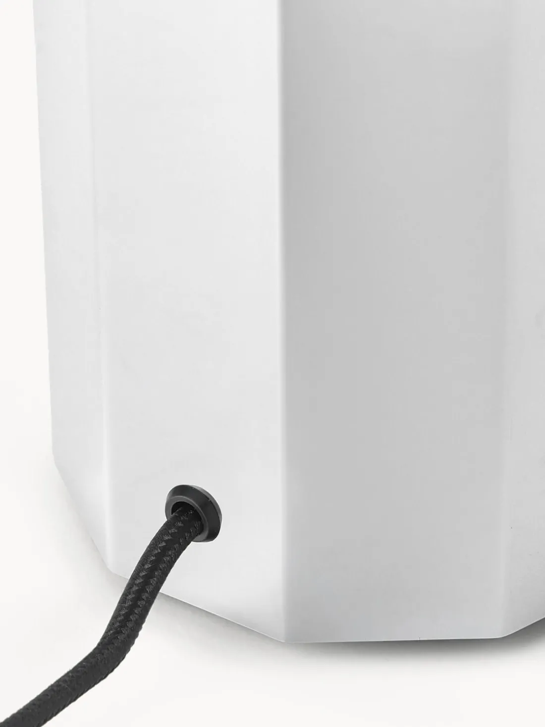 Lámpara de mesa con base de metal Lima