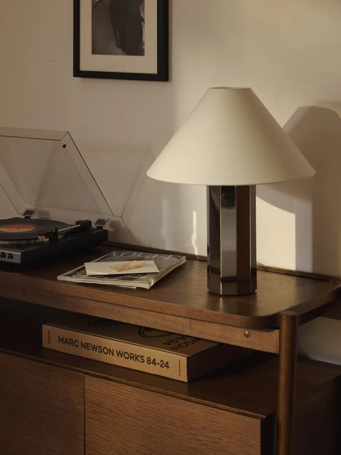 Lámpara de mesa con base de metal Lima