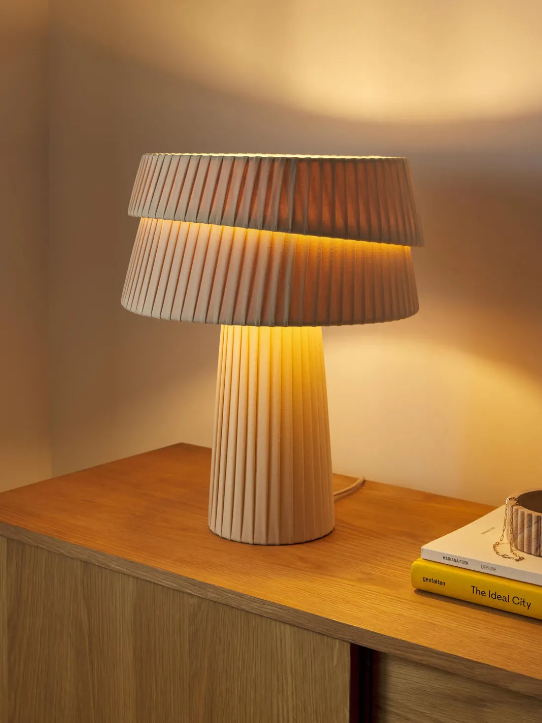 Lámpara de mesa con pantala asimetrica Nyla