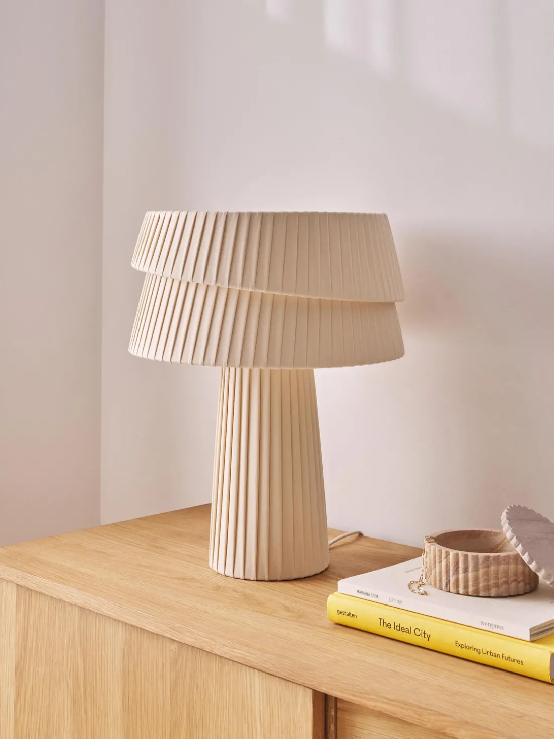 Lámpara de mesa con pantala asimetrica Nyla