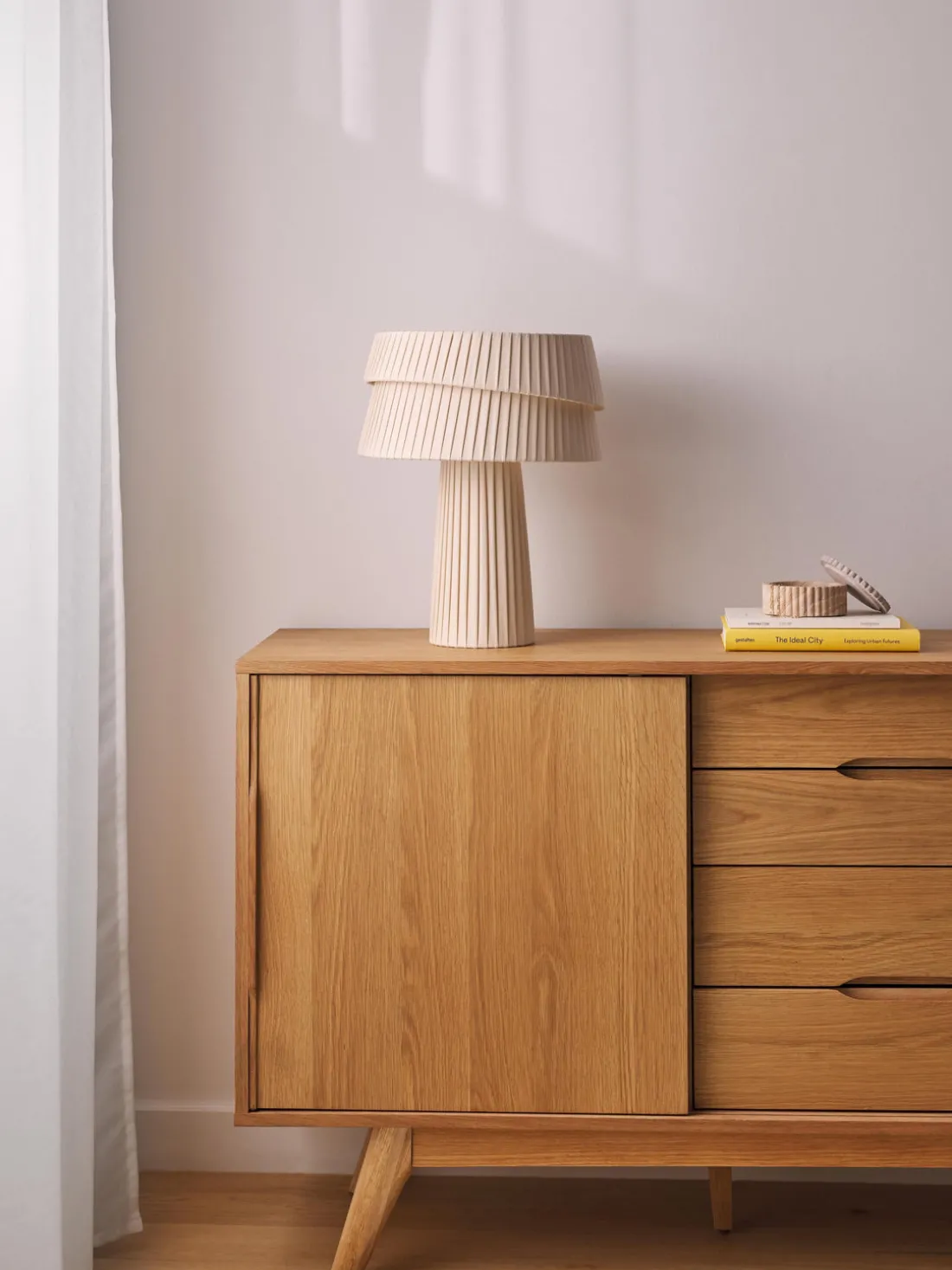 Lámpara de mesa con pantala asimetrica Nyla