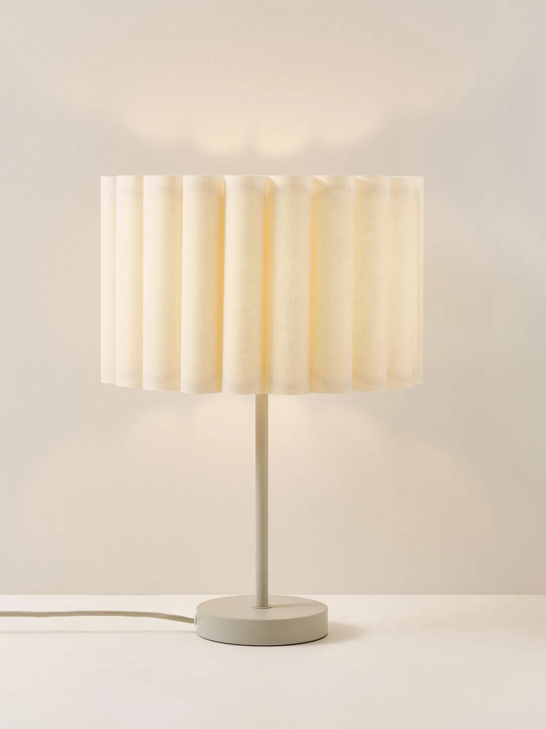 Lámpara de mesa de lino Lucina