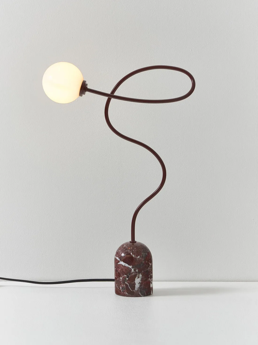 Lámpara de mesa de mármol Alina