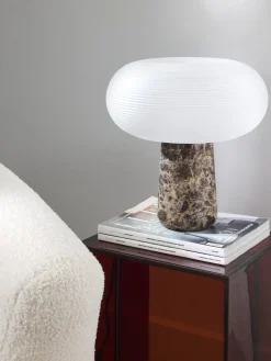 Lámpara de mesa de mármol Mariella