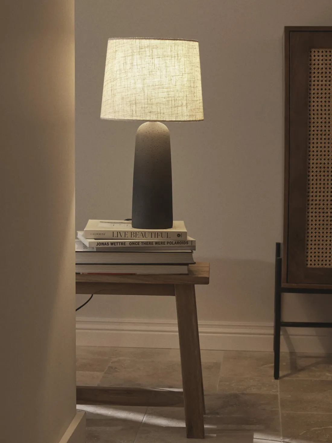 Lámpara de mesa grande de cemento Kaya