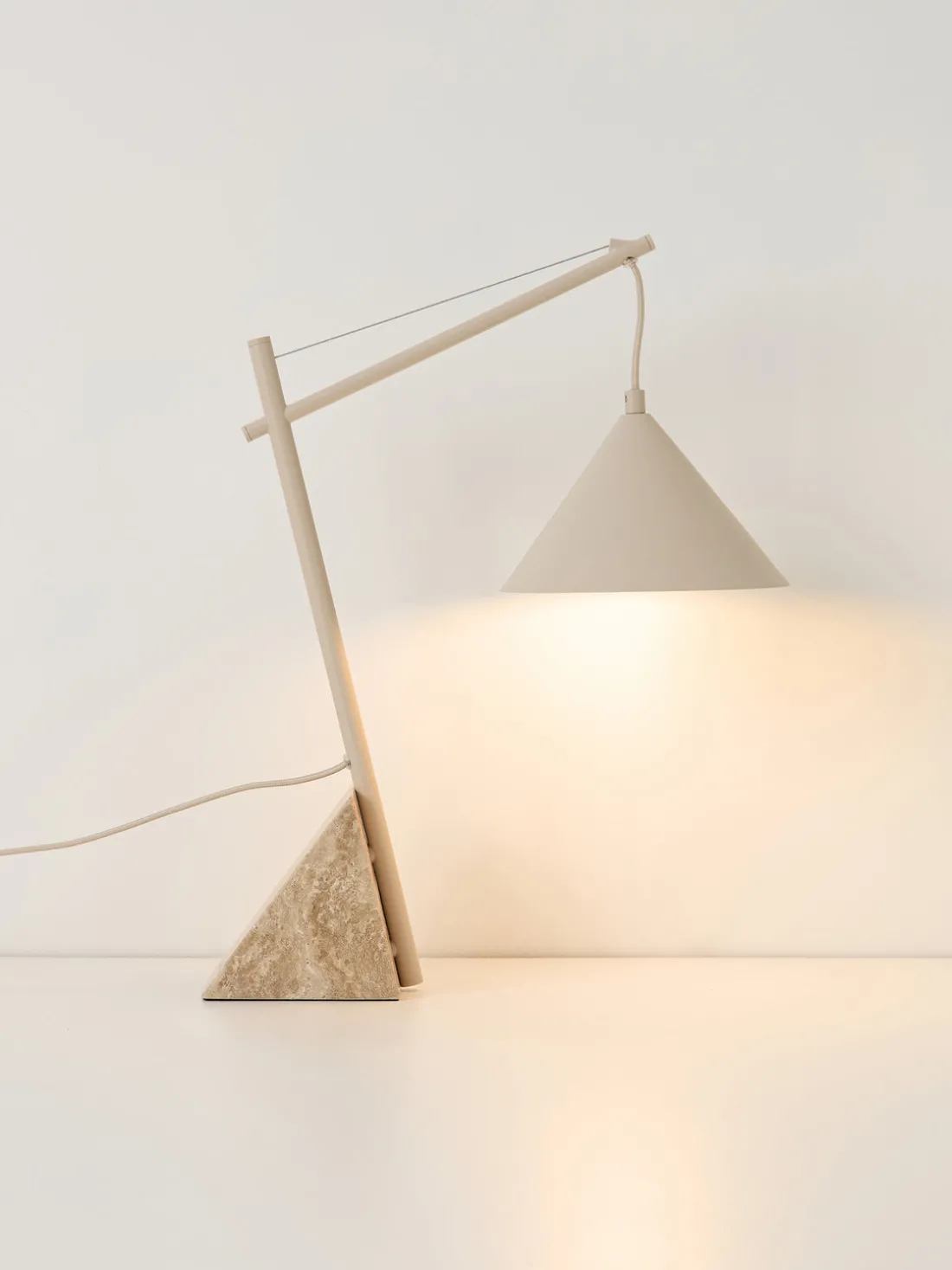 Lámpara de mesa grande de travertino Reyna