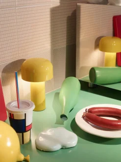 Lámpara de mesa LED pequeña regulable Bellhop, portátil