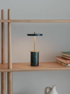 Lámpara de mesa LED pequeña regulable de mármol Asteria, portátil