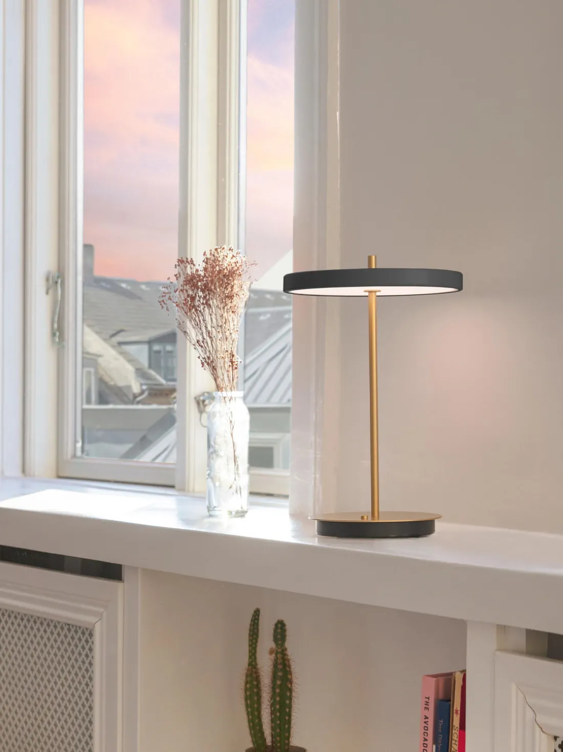 Lámpara de mesa LED pequeña regulable Asteria