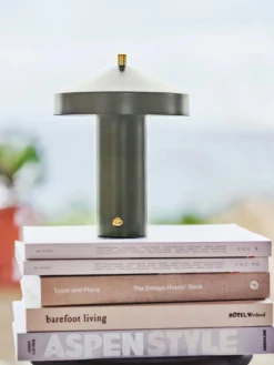 Lámpara de mesa LED pequeña regulable Hatto, portátil