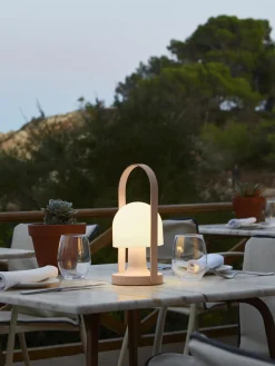 Lámpara de mesa LED regulable Followme, con pantalla orientable