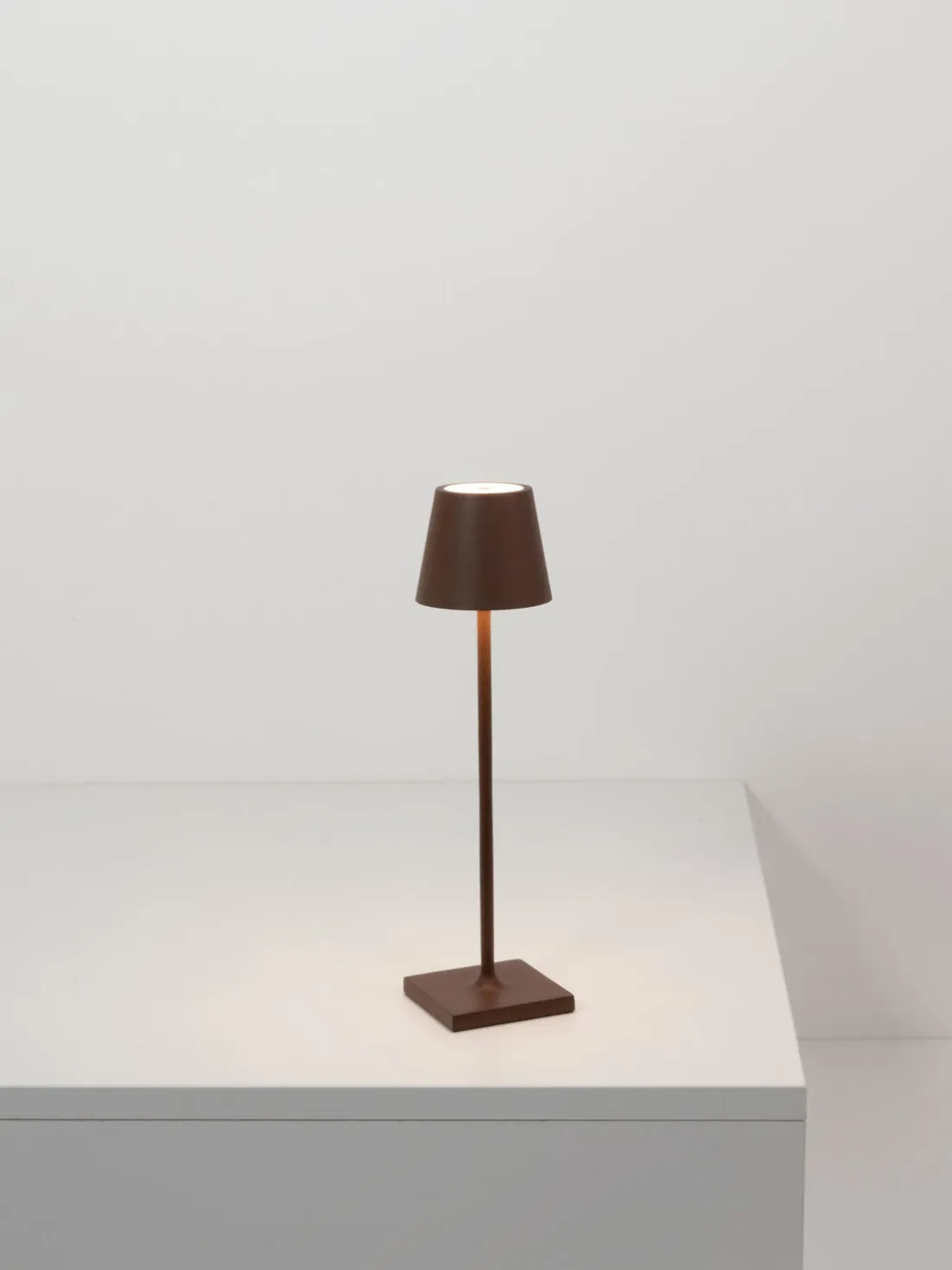 Lámpara de mesa LED regulable Poldina, portátil