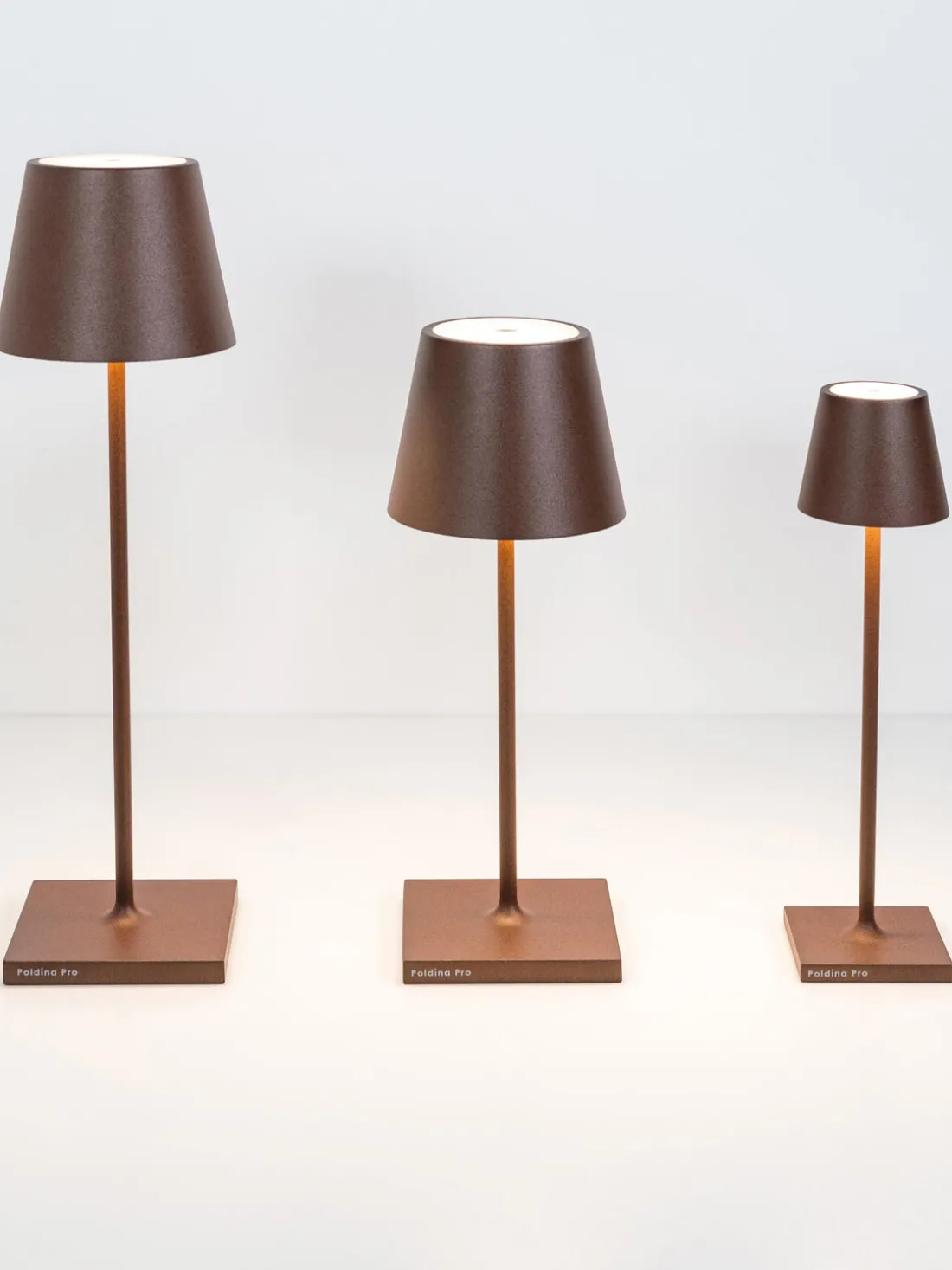 Lámpara de mesa LED regulable Poldina, portátil