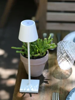 Lámpara de mesa LED regulable Poldina, portátil