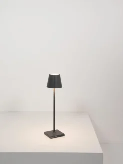 Lámpara de mesa LED regulable Poldina, portátil