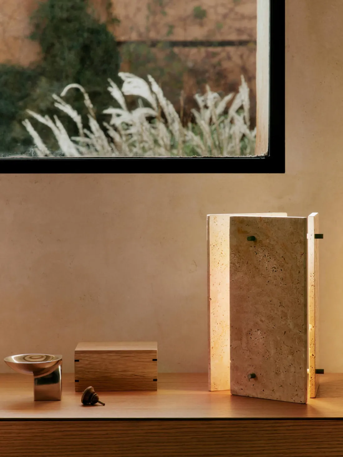 Lámpara de mesa LED regulable de travertino Oeste