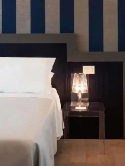 Lámpara de mesa pequeña LED Take