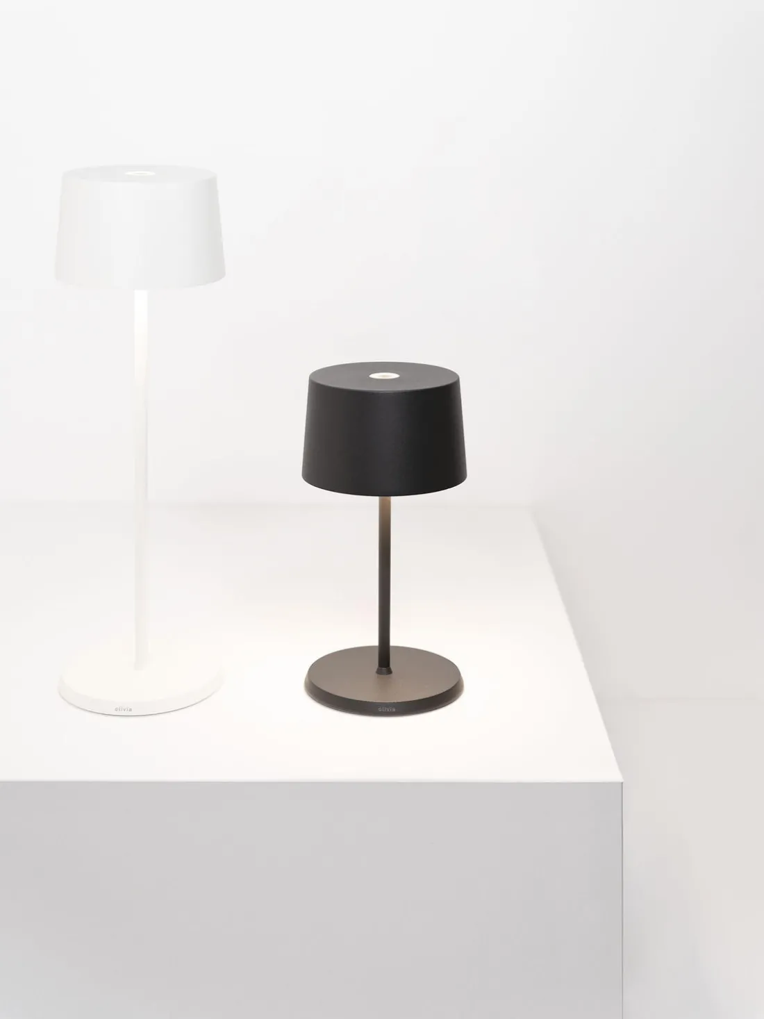 Lámpara de mesa pequeña LED regulable Olivia Pro, portátil