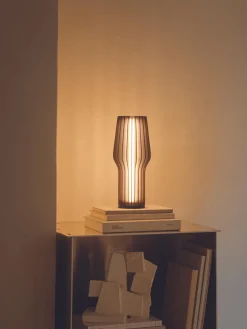 Lámpara de mesa pequeña LED regulable Radiant, portátil