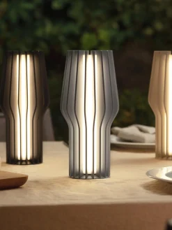 Lámpara de mesa pequeña LED regulable Radiant, portátil