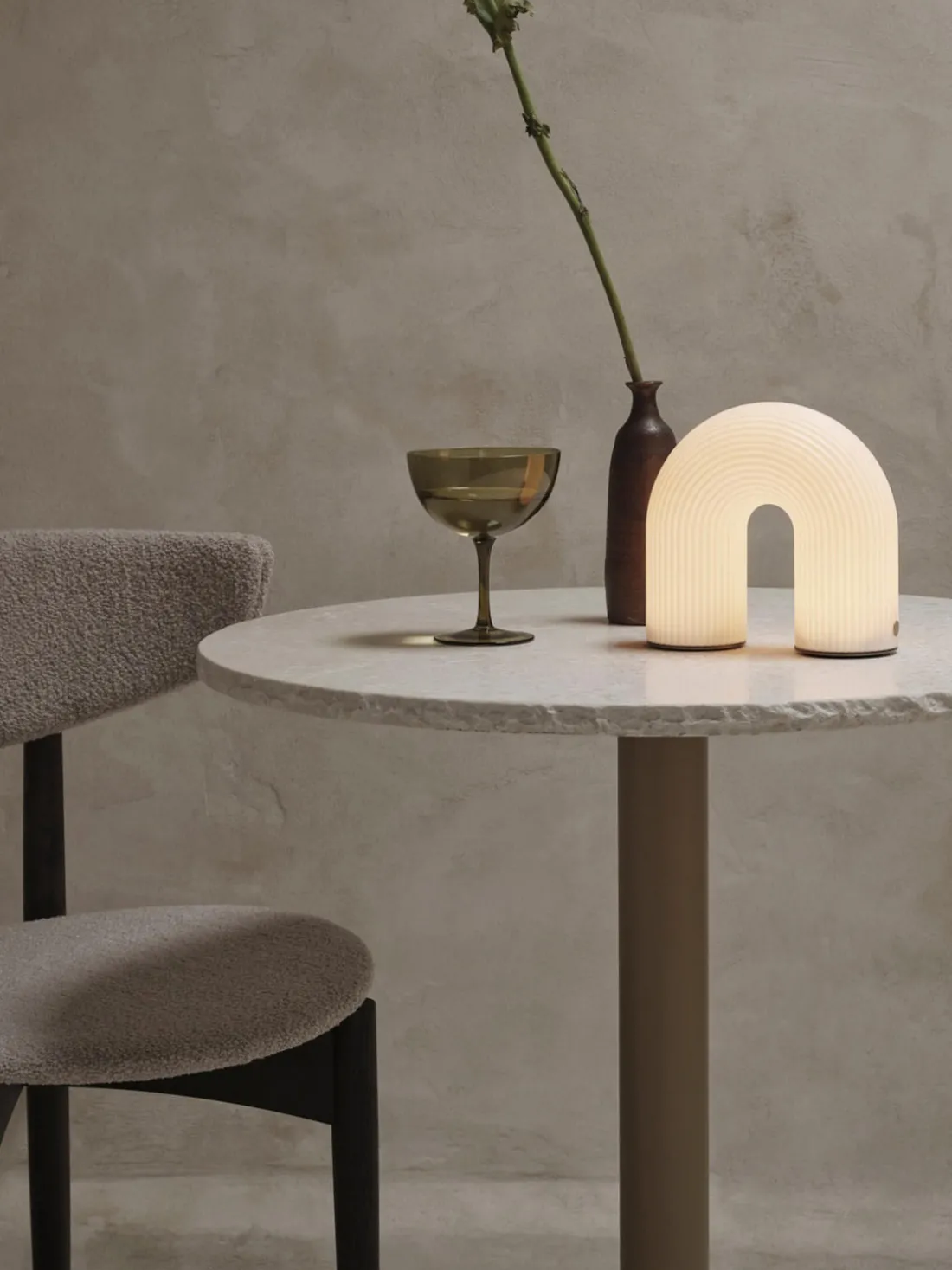 Lámpara de mesa pequeña LED regulable con estructura acanalada, portátil