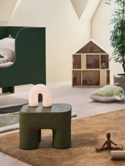 Lámpara de mesa pequeña LED regulable con estructura acanalada, portátil