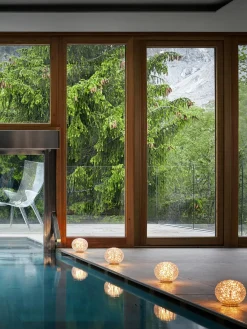 Lámpara de mesa pequeña LED regulable Mini Planet, portátil