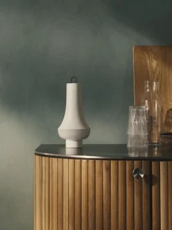 Lámpara de mesa pequeña LED regulable Tomoshi, portátil