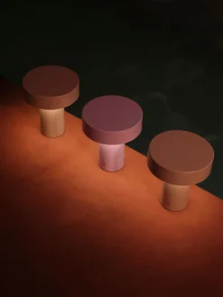 Lámpara de mesa pequeña LED regulable Kamal, pórtatil