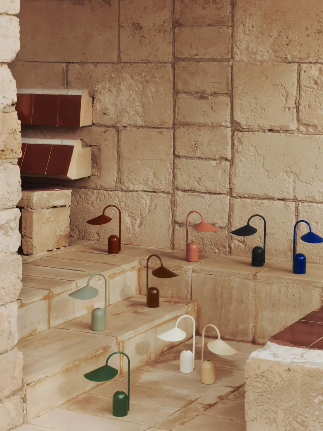 Lámpara de mesa pequeña LED regulable Arum, portátil