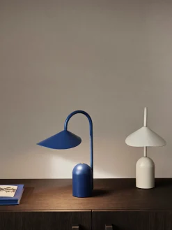 Lámpara de mesa pequeña LED regulable Arum, portátil