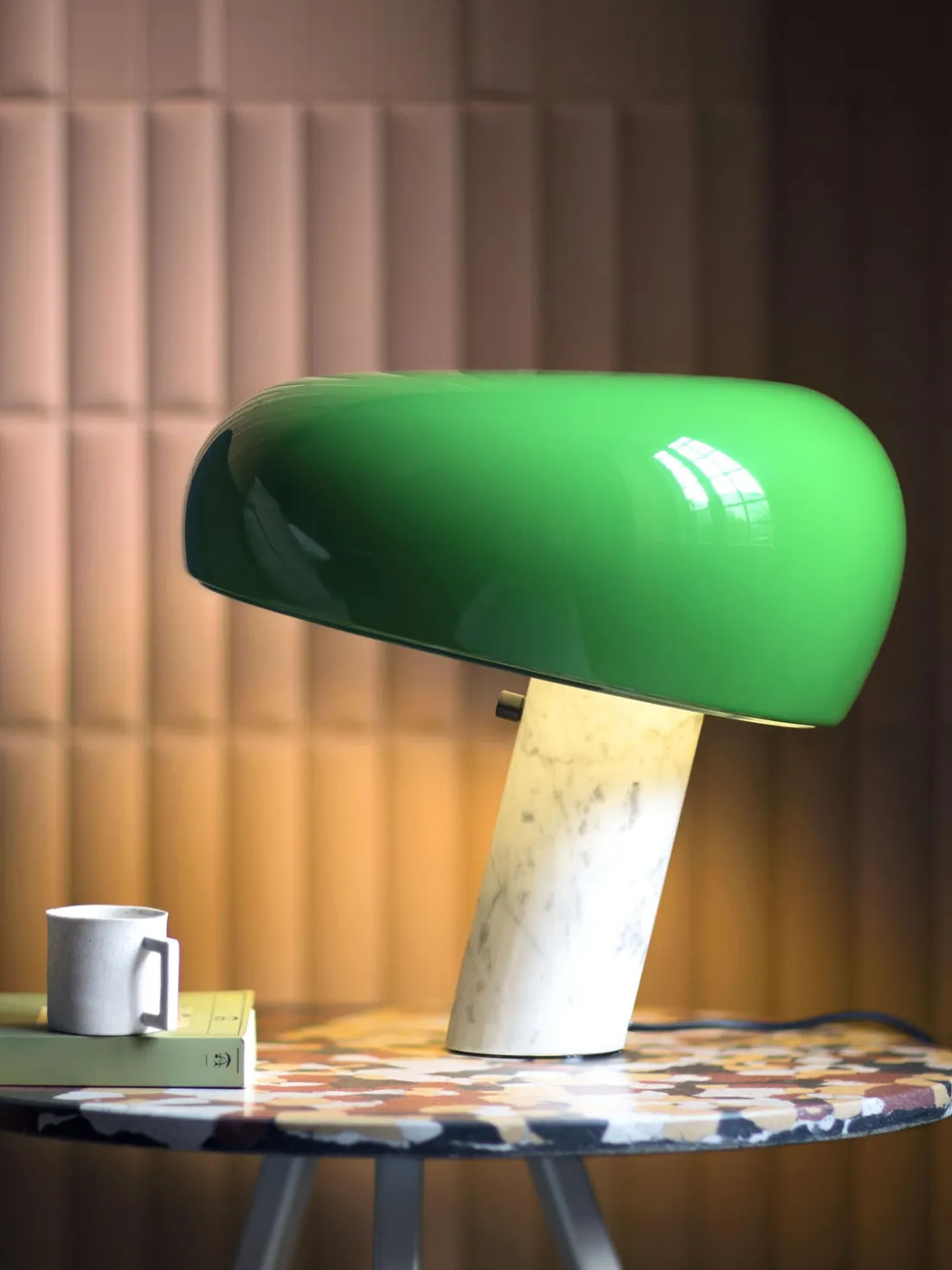 Lámpara de mesa regulable de mármol Snoopy