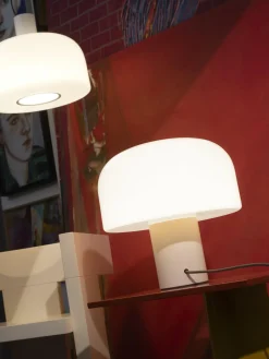 Lámpara de mesa regulable de cristal opalino Bellhop