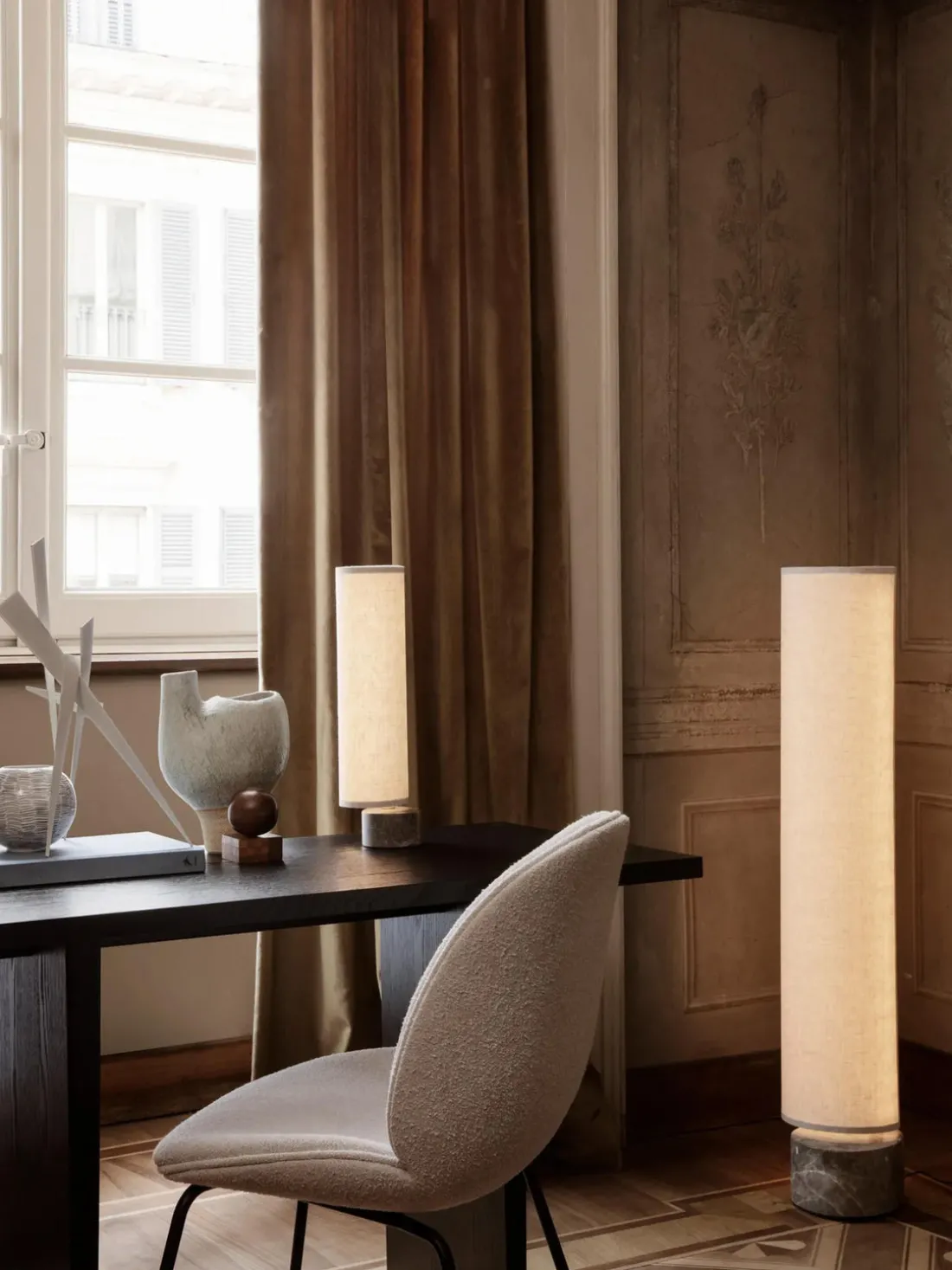 Lámpara de pie LED regulable con base de mármol Unbound, tamaños diferentes