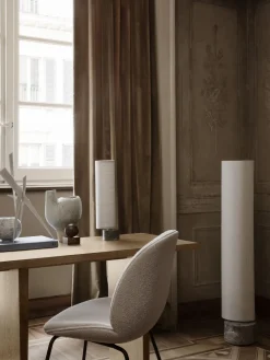 Lámpara de pie LED regulable con base de mármol Unbound, tamaños diferentes