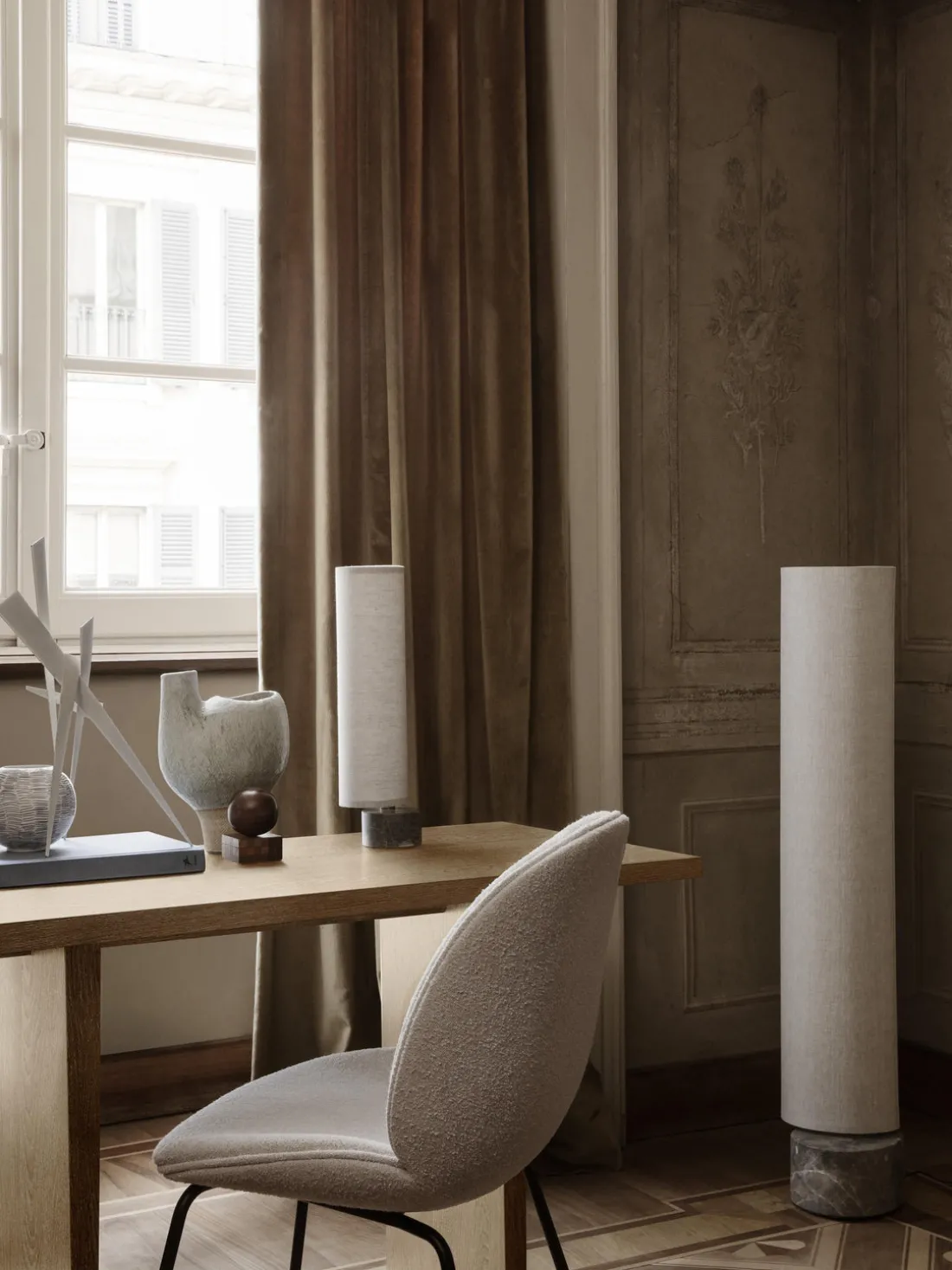 Lámpara de pie LED regulable con base de mármol Unbound, tamaños diferentes