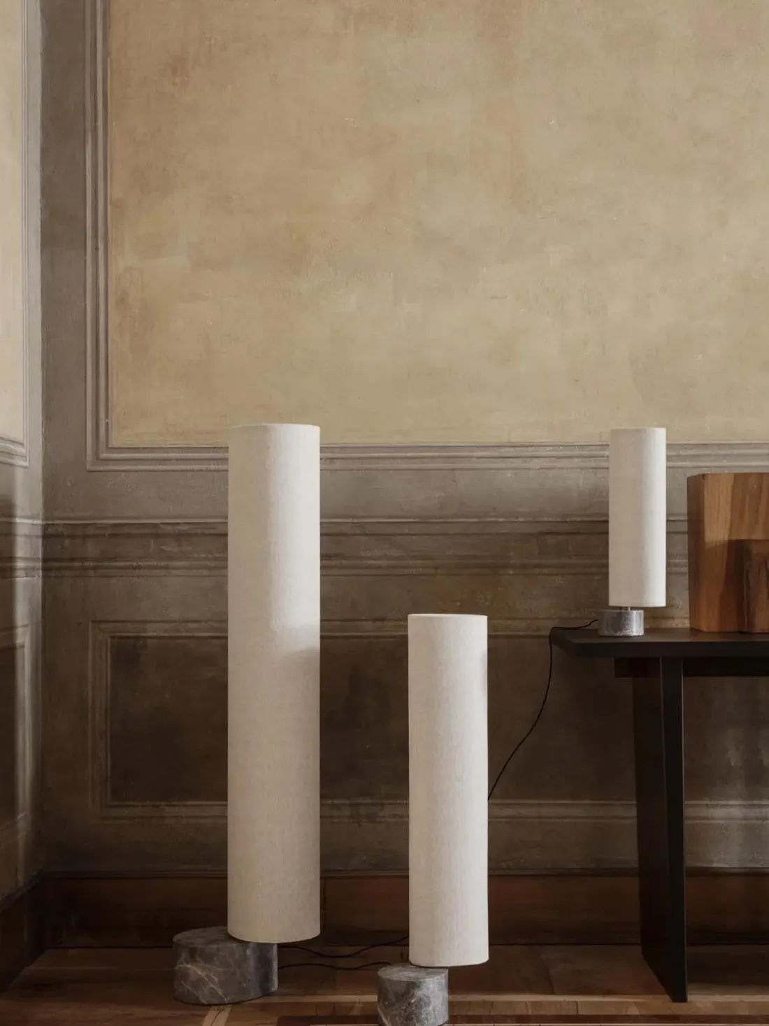 Lámpara de pie LED regulable con base de mármol Unbound, tamaños diferentes