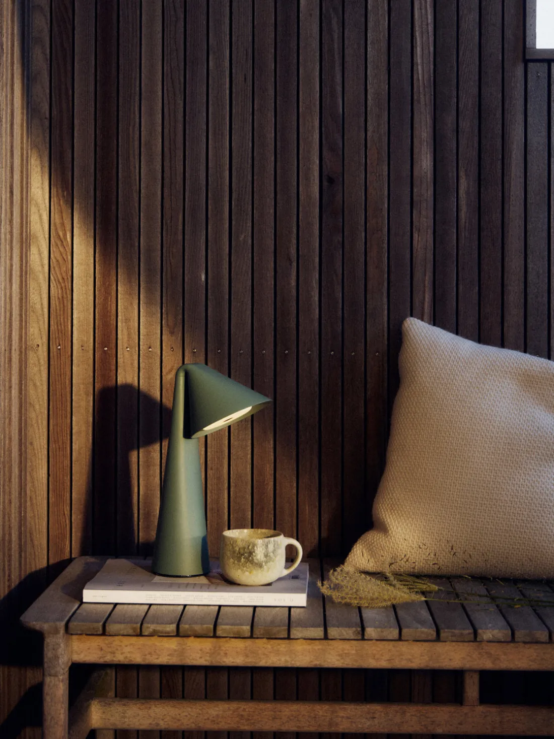 Lámpara de sobremesa LED regulable Ami, portátil