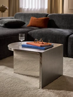 Mesa baja ovalada de metal Leander