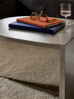 Mesa baja ovalada de metal Leander