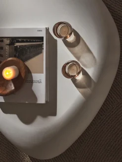 Mesa de centro baja en forma orgánica Pietra