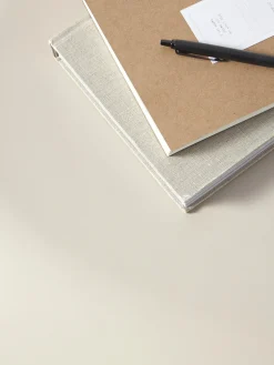 Mesa de centro baja en forma orgánica Pietra