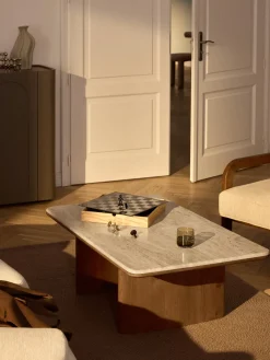 Mesa de centro de madera de roble con tablero de travertino Chandler