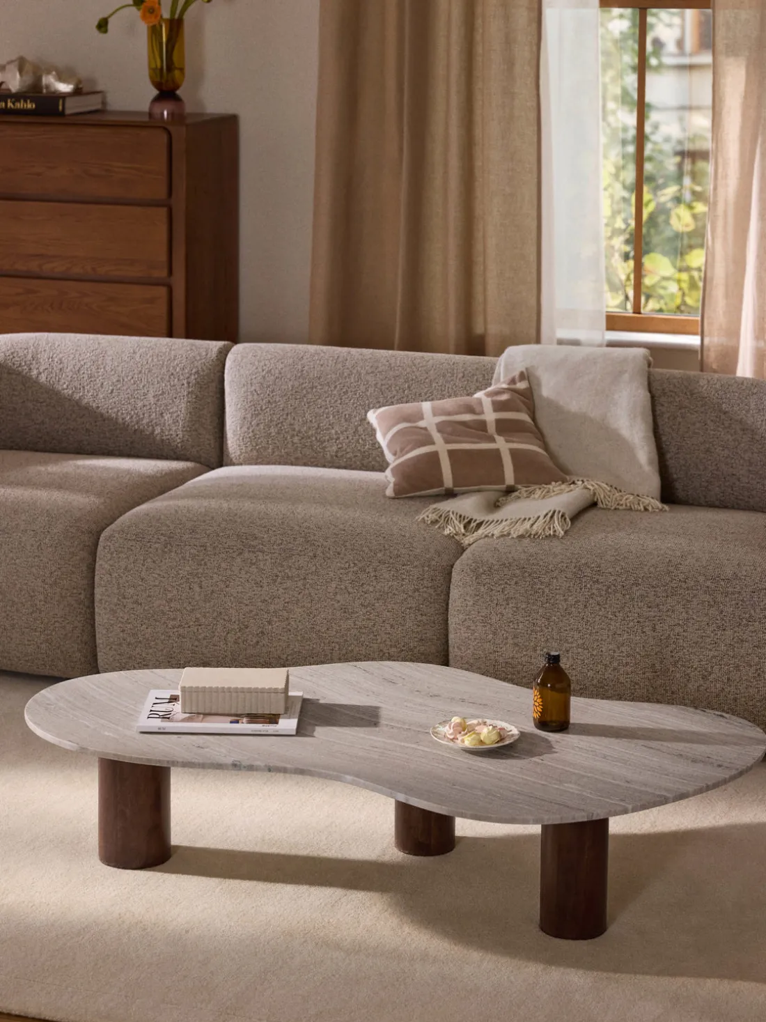 Mesa de centro grande de mármol con forma orgánica Naruto