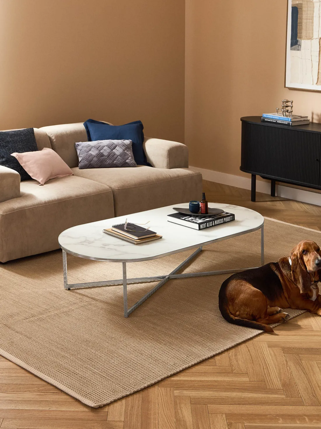 Mesa de centro ovalada con tablero de vidrio en look mármol Antigua