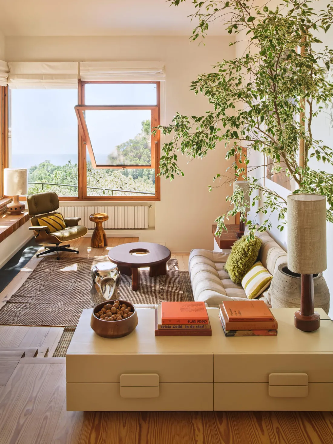 Mesa de centro redonda artesanal de madera de mango Conversation