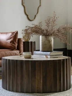 Mesa de centro redonda de madera de mango con tablero de travertino Cascia