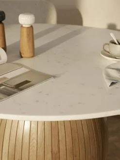 Mesa de comedor redonda con tablero de mármol Nelly, tamaños diferentes